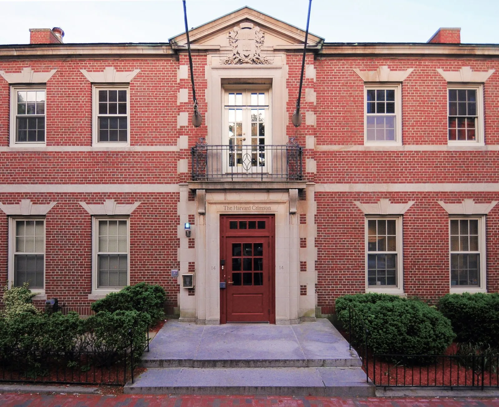 The Harvard Crimson 편집부 건물 정면, 붉은 벽돌과 크림슨색 문